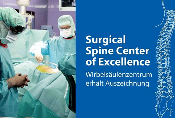 Ein Bild von einer Operation und daneben steht "Surgigal Spine Center of Excellence" – Wirbelsäulenzentrum erhält Auszeichnung.